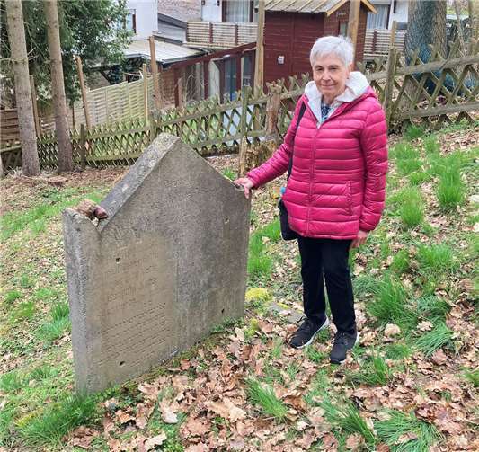 Jean Begue aus Tennesse/USA am Grab ihrer Großeltern Leopold und Julia Cahn, geb. Berger auf dem jüdischen Friedhof Niederzissen Foto:Johannes Decker