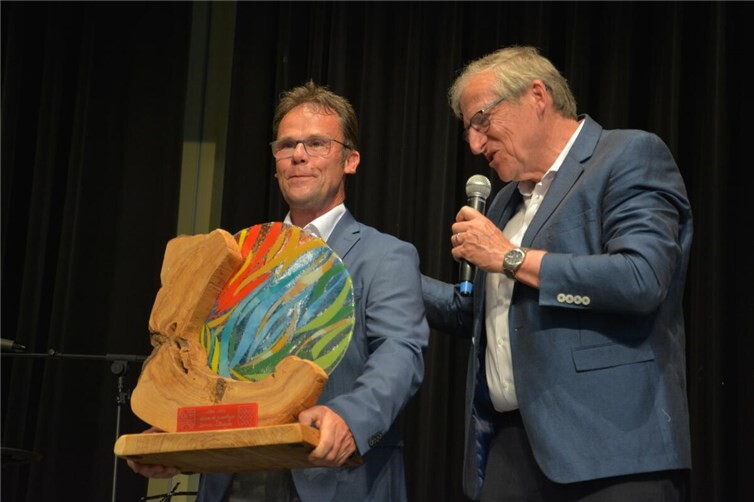 Jean-Luc Gauthier überreicht im Namen der französischen Gäste ein Geschenk an di...