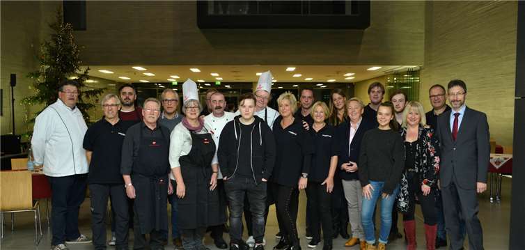 Jean-Luc Mundel (l.) und sein Helferteam hatten wieder ihr Bestes gegeben, um Menschen ohne Wohnung einen feierlichen Abend im Advent zu bereiten.  TFR