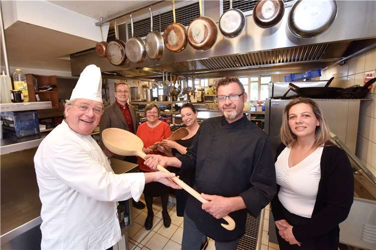 „Wir in der Gastronomie sind eine große Familie“ Jean-Marie Dumaine, Bürgermeister Andreas Geron, Colette Dumaine, Linda Kleber, Jörg Kleber und Alexandra Steinbeck, zuständig für die Gourmet-Manufaktur im Vieux Sinzig, bei der symbolischen „Löffelübergabe“(v.l.).Foto: Martin Gausmann