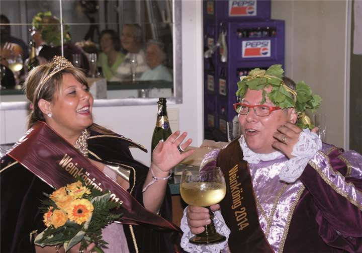 Jean-Pierre als Präsident des französischen Komitees wurde an seinem Geburtstag zum Weinkönig, seine Tochter Roxanne begleitet ihn als Königin.