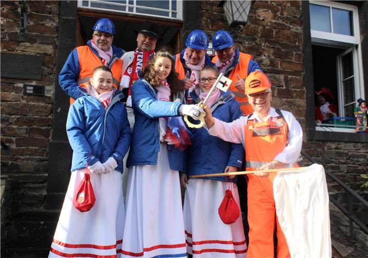 Jecke Blauhelme eroberten für Marie I. den Schlüssel der Kulturstadt Unkel. DL