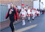 Jecke Karnevalisten am 02.03.2025 beim Karnevalszug auf den Straßen in Meckenhei...
