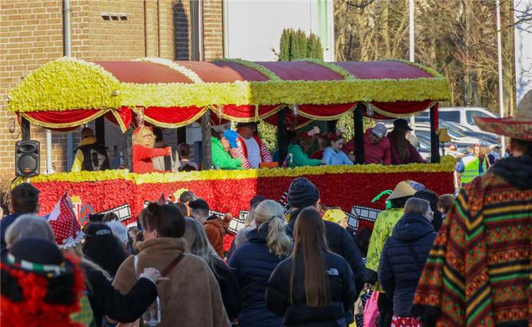 Jecke Karnevalisten am 02.03.2025 beim Karnevalszug auf den Straßen in Meckenhei...