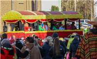 Jecke Karnevalisten am 02.03.2025 beim Karnevalszug auf den Straßen in Meckenhei...