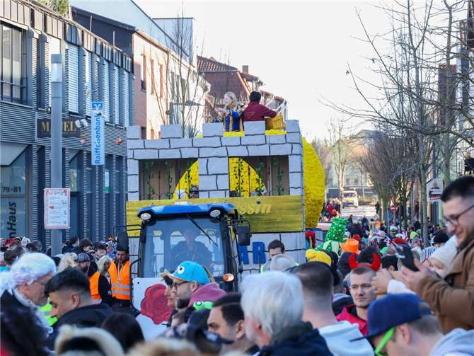 Jecke Karnevalisten am 02.03.2025 beim Karnevalszug auf den Straßen in Meckenhei...