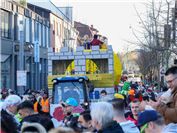 Jecke Karnevalisten am 02.03.2025 beim Karnevalszug auf den Straßen in Meckenhei...