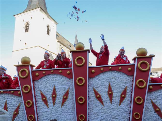 Jecke Karnevalisten am 02.03.2025 beim Karnevalszug auf den Straßen in Meckenhei...