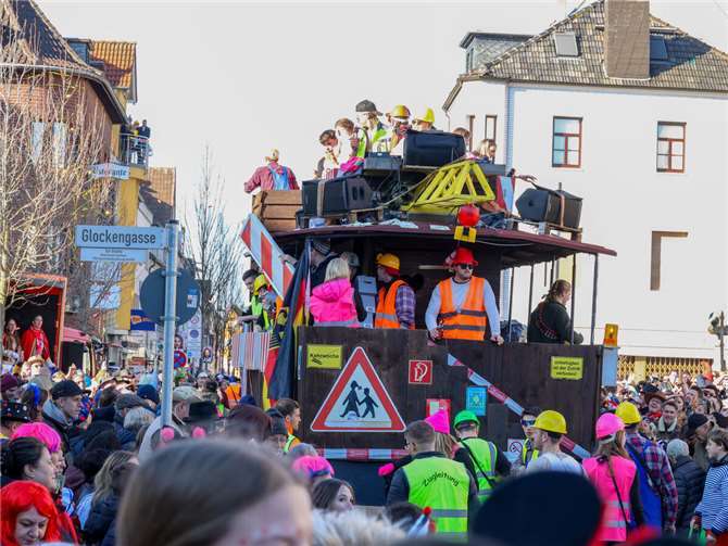 Jecke Karnevalisten am 02.03.2025 beim Karnevalszug auf den Straßen in Meckenhei...