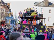 Jecke Karnevalisten am 02.03.2025 beim Karnevalszug auf den Straßen in Meckenhei...