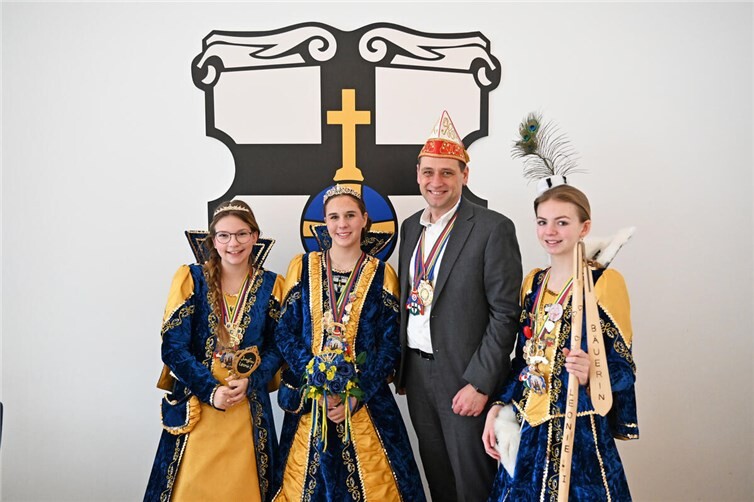 Jecke Machtübernahme im Rathaus, von links: Jungfrau Leonie I, Prinzessin Lotta I., Bürgermeister Sven Schnieber und Bäuerin Leonie I. Foto: Stadt Meckenheim