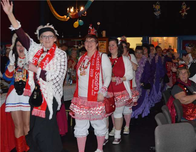 Jecke Möhne beim Einzug.