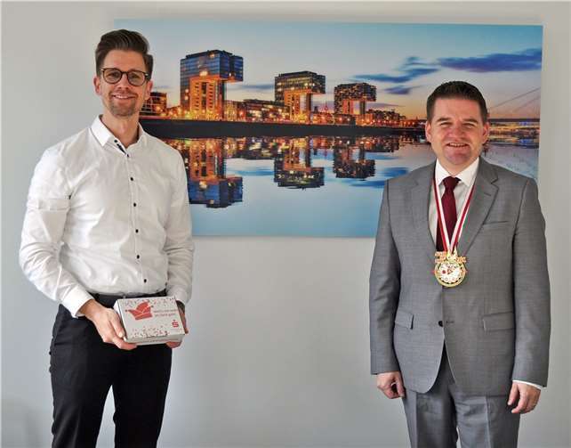 Jeckes Treffen im Rathaus, von links: Patrick Hupperich, Leiter der KSK-Regionalfiliale Meckenheim, und Bürgermeister Holger Jung mit dem Karnevalsorden der Kreissparkasse. Foto: Stadt Meckenheim