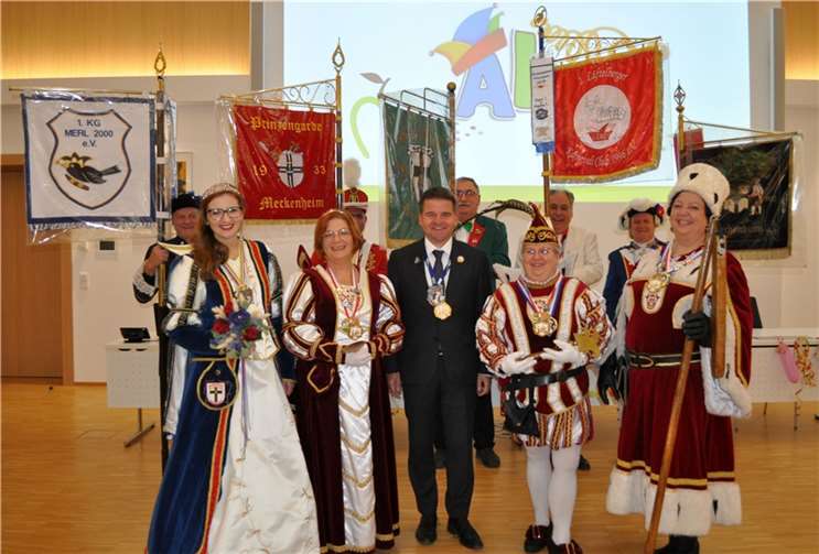 Jeckes Treffen im Ratssaal, von links: Prinzessin Johanna I., Jungfrau Elisabeth I, Bürgermeister Holger Jung, Prinz Claudia I. und Bauer Uschi I., die viel Spaß an dr Freud hatten.Foto: Stadt Meckenheim