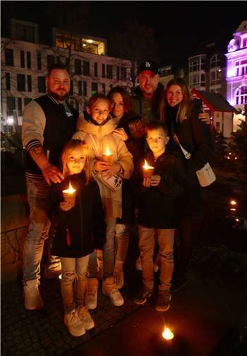 Jede Kerze stand symbolisch für einen Menschen in einer schwierigen Lebenssituation. Viele Menschen stellten eine Kerze auf und setzten ein Zeichen für eine gerechtere Welt. Fotos: Caritasverband Koblenz e.V.