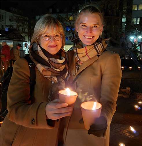 Jede Kerze stand symbolisch für einen Menschen in einer schwierigen Lebenssituation. Viele Besucher stellten eine Kerze auf und setzten ein Zeichen für eine gerechtere Welt.  Foto: