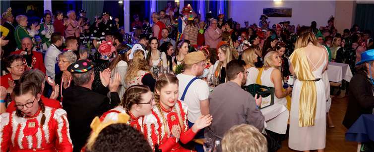 Jede Menge Dernauer kamen zum Feiern vorbei. Fotos: -KG-