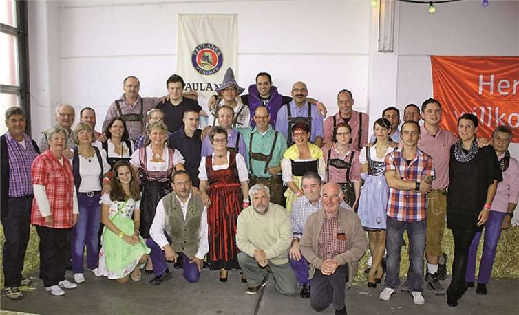 Jede Menge Dirndl und von stabilen Trägern gehaltene Lederhosen bestimmten das Gruppenbild der Gastgeber.  DL
