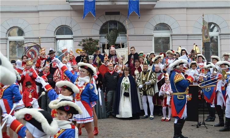 Jede Menge Honorationen besuchten den beliebten Biwak der Remagener Stadtsoldaten auf dem Remagener Marktplatz. Fotos: -AB-
