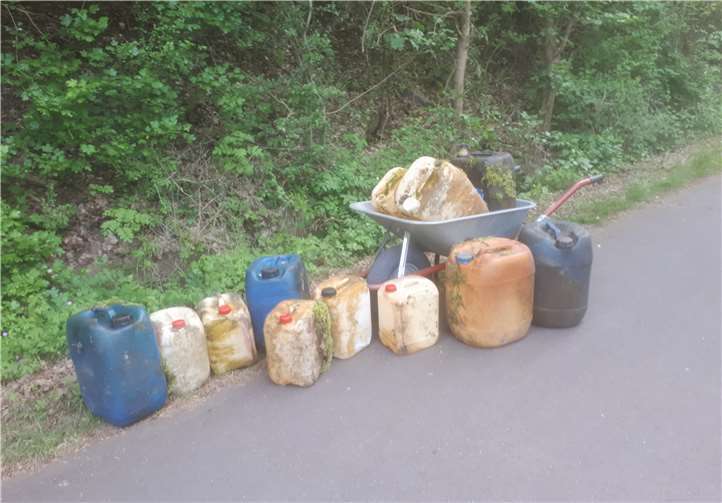 Jede Menge Kanister fanden die Mitglieder.