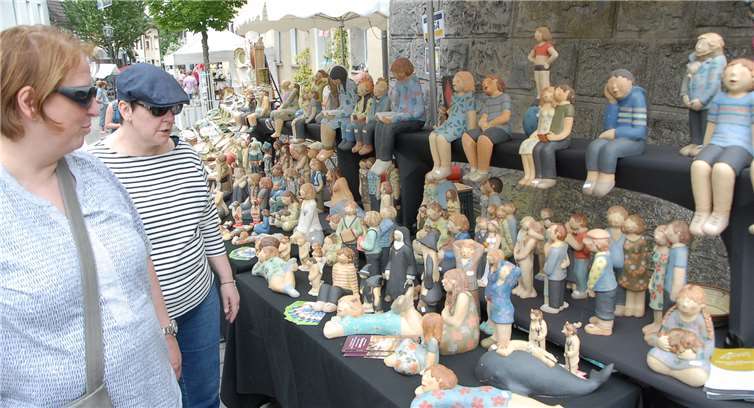 Jede Menge Leute auf dem 40. Europäischen Keramikmarktin Höhr-Grenzhausen – als Besucher vor den Schautischenund als Teilnehmer darauf. Fotos: KER