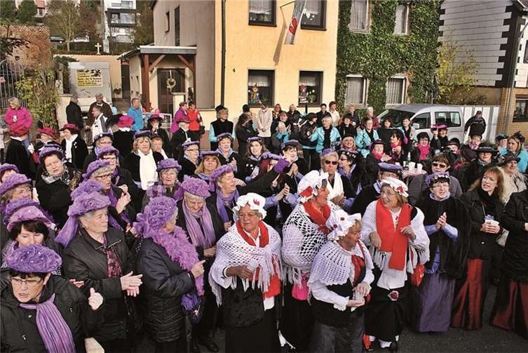 Jede Menge Möhnen feierten mit den Westumern den Auftakt zur 5. Jahreszeit und das nättische Jubiläum. RÜ