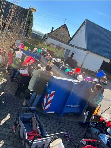 Jede Menge Müll landete am Ende im Container.  Foto: privat