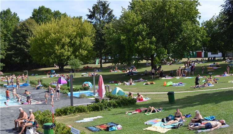 Jede Menge Platz bietet die riesige Wiese.