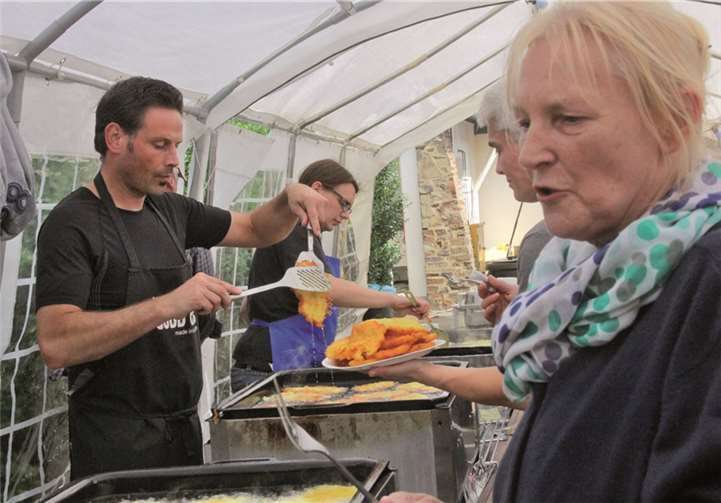 Jede Menge Rievkooche werden frisch gebacken.