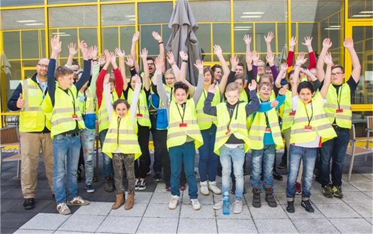 Jede Menge Spaß hatten die 16 Mädchen und Jungen bei ihrem Schnuppertag im Logistikzentrum in Koblenz.Privat