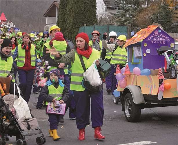 Jede Menge Wurfmaterial gab es für die Jecken am Straßenrand.