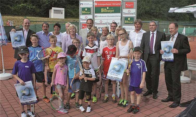 Jede Menge Zuversicht vor dem ersten Aufschlag zum 27. Senioren-Turnier des TC BW Bad Breisig strahlten die Verantwortlichen um den Vereinsvorsitzenden und Turnierdirektor Uli Adams, Stadtbürgermeisterin Gabriele Hermann-Lersch, Bürgermeister Bernd Weidenbach und die Vertreter der Sponsoren aus. Da wollte auch der Nachwuchs nicht zurückstehen, der sich zurzeit beim Feriencamp unter Leitung von Jugendwartin Katharina Sitko auf der Anlage tummelt.TER