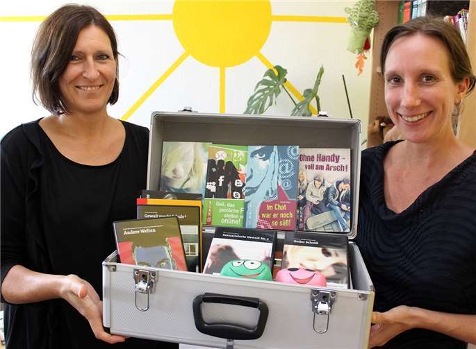 Jede Menge tolles Material für „starke Jugendliche“: Simone Mast (rechts) und Simone Kanschik vom Kinderschutzdienst des Caritasverbandes Westerwald-Rhein-Lahn präsentieren den neuen Präventionskoffer, der künftig von weiterführenden Schulen, Jugendtreffs und andere Einrichtungen der Jugendarbeit im Rhein-Lahn-Kreis ausgeliehen werden kann.Caritasverband Westerwald-Rhein-Lahn e. V.