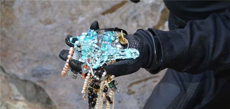 Jede Menge wertvollen und markanten Schmuck konnten die Ermittler finden.Polizei Bonn