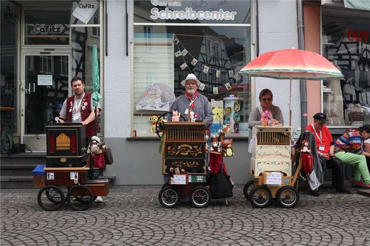 Jede Orgel hatte eine eigene Dekoration und auch ihre Eigentümerinnen und Eigentümer präsentierten sich in unterschiedlichen Outfits.