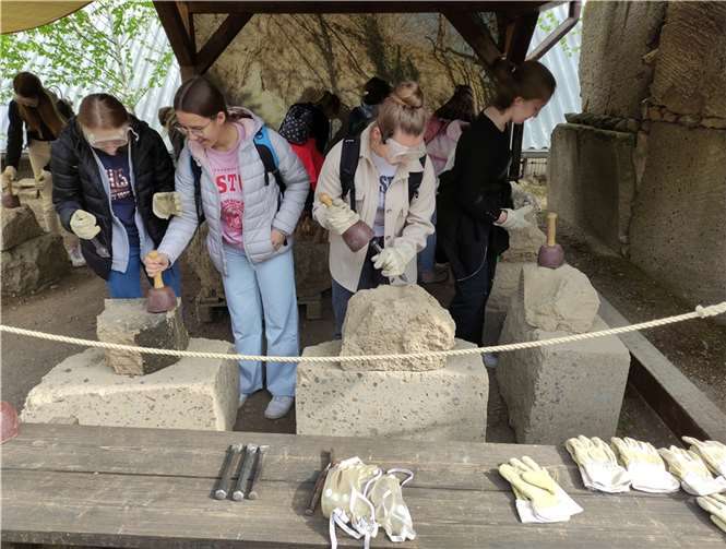 Jede Schülerin durfte, mit Hammer und Meißel ausgestattet, einen Stein behauen, der entweder schön glatt gehauen oder sogar gespalten wurde.  Foto: SMS