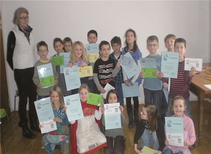 Jede Schülerin und jeder Schüler erhielt ein Zertifikat und einen Geschenkgutschein am Ende der Büchereiführung.privat