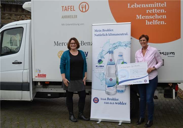 Jede Spende hilft, herzlichen Dank!“, so Christiane Böttcher (links) zu Marina Katzenberger bei der Spendenübergabe in Bad Neuenahr-Ahrweiler.Foto: E.T. Müller