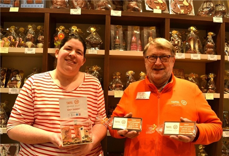 Jede Tafel-Schokolade trägt zum Erhalt der Tafel Ahrweiler bei. Für Karin Strauß und Kuno Herchenbach eine gelungene Aktion.  Foto: Eberhard Thomas Müller