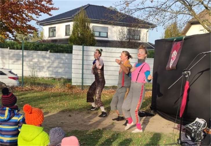 Jede Vorstellung endete mit einem großen Applaus und glücklichen Kindern. Foto: privat