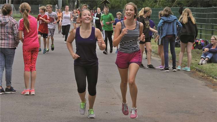 Jede Wasserwerkrunde bedeutet ein Bändchen - und damit mehr Geld für den guten Zweck. Foto: privat