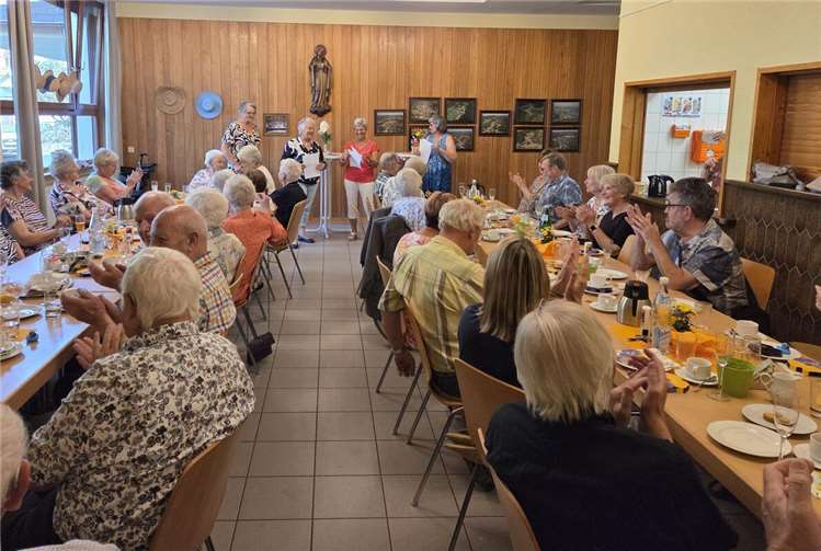 Jede Woche treffen sich viele Bürgerinnen und Bürger zum gemütlichen Beisammensein im Gemeindecafé.