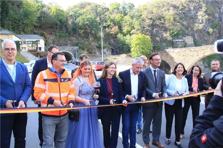 Altenahr: Tunnel 428 Tage nach der Flut für den Verkehr freigegeben Jedem Ehrengast seine eigene Schere: Mit dem Durchtrennen des Bandes wurde der Tunnel in Altenahr symbolisch freigegeben.