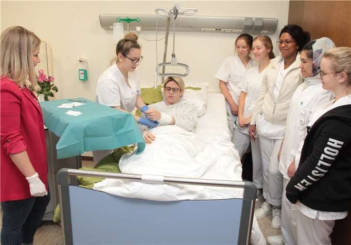 Jeden Mittwochmittag haben die Auszubildenden jetzt die Gelegenheit in der Lernwerkstatt realitätsnah bestimmte pflegerische Tätigkeiten zu üben.