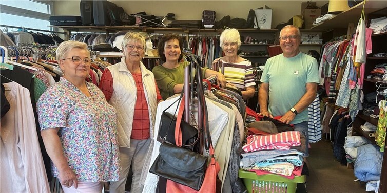Jeden Montag öffnet der Kleiderpavillon um 15:00 Uhr seine Türen. Marianne P., Bärbel R.-D., Dana B., Margret F. und Karin S. sortieren die gespendeten Kleidungsstücke und Haushaltsgegenstände.
