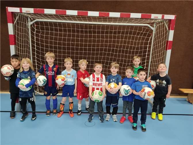 Jeden Montag trainieren die Namedyer Bambinis mit vollem Einsatz. Von links: William Degen, Mika Lipkow, Carl Raming, Benno Sterz, Elias Afghani, Jannis Schnitzler, Dean Afghani, Leo Degen, Tyler Kulm, Medzid Besirovic und Yannic Hoffmann. Foto: Christian Greiner