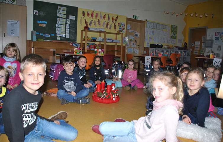 Jeden Montag versammeln sich die Kinder der Wehrer Grundschule um den Adventskranz. privat