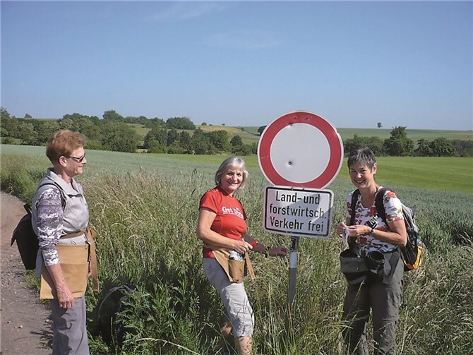 Jeden Samstag sind Mitglieder des Eifelvereins damit beschäftigt, Markierungen zu überprüfen und gegebenenfalls zu erneuern.privat