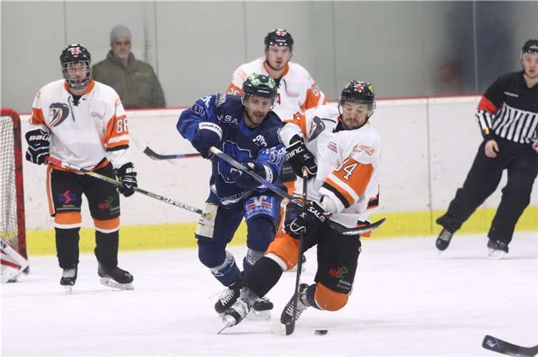 Jeden Zweikampf zu Ende führen, keine Scheibe verloren geben: Der EHC um Tobias Etzel (blaues Trikot) spielt im Viertelfinale gegen den Hauptrunden-Sechsten Dinslaken. Foto: EHC Die Bären 2016