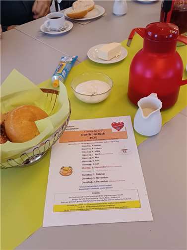 Jeden ersten Dienstag um 9 Uhr findet das Gackenbacher Dorffrühstück statt. Der Tisch ist liebevoll gedeckt und es liegt eine Terminliste für die Teilnehmer bereit.